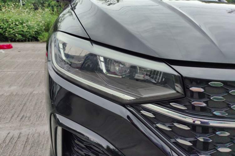 Used Volkswagen Lavida 2024 1.5L Automatic Starry Sky 5 Million Edition Right Front Headlight