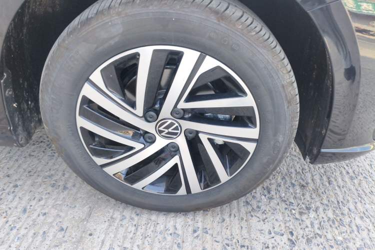 Used Volkswagen Lavida 2024 1.5L Automatic Starry Sky 5 Million Edition Right Front Wheel Hub