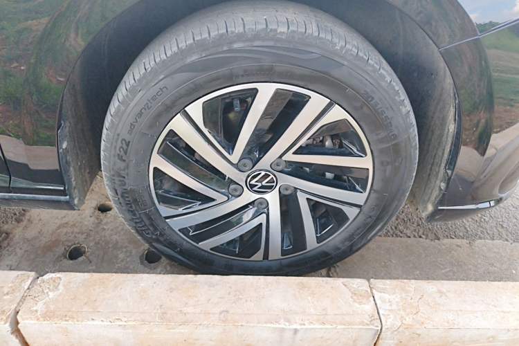 Used Volkswagen Lavida 2024 300TSI DSG Starry Sky Leading Edition Right Front Wheel Hub