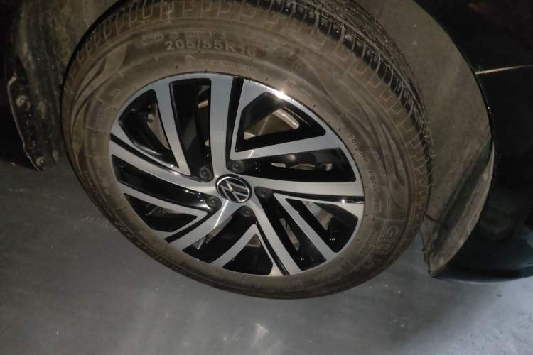 Used Volkswagen Lavida 2024 1.5L Automatic 5 Million Edition Right Front Wheel Hub