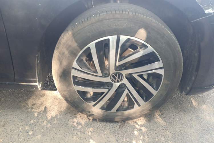 Used Volkswagen Lavida 2024 1.5L Automatic Starry Sky 5 Million Edition Right Front Wheel Hub