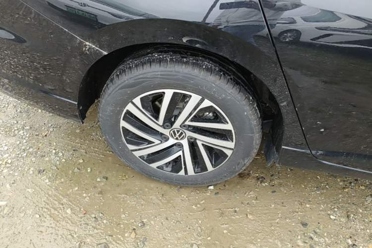 Used Volkswagen Lavida 2024 1.5L Automatic Starry Sky 5 Million Edition Right Rear Wheel Hub