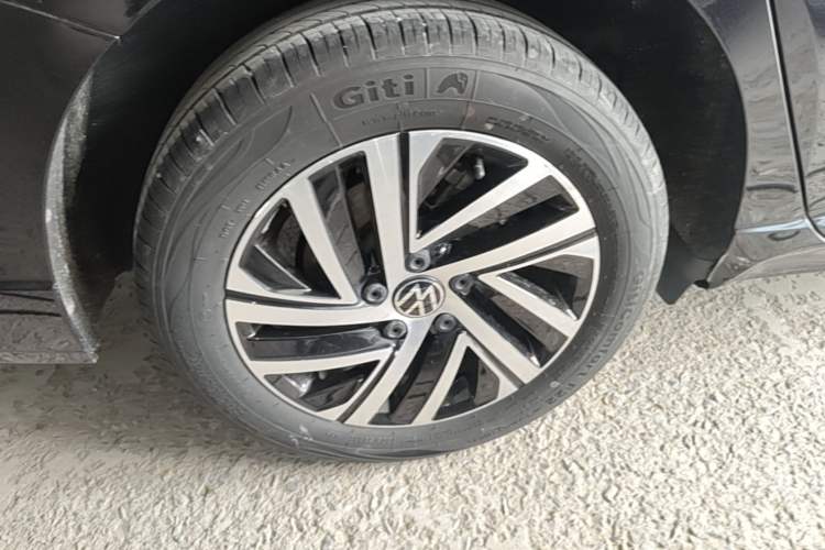 Used Volkswagen Lavida 2024 1.5L Automatic Starry Sky 5 Million Edition Right Rear Wheel Hub