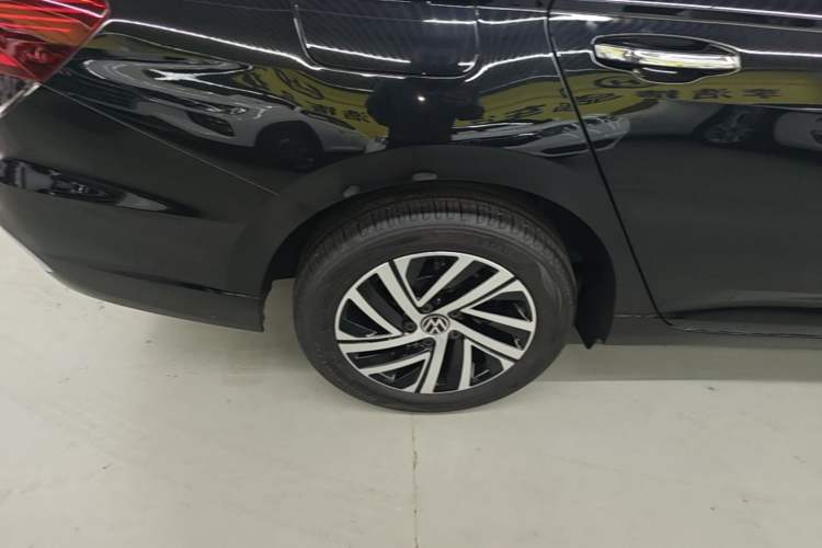 Used Volkswagen Lavida 2024 300TSI DSG Starry Sky Leading Edition Right Rear Wheel Hub