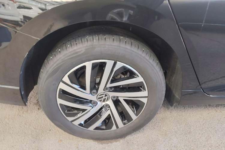 Used Volkswagen Lavida 2024 1.5L Automatic Starry Sky 5 Million Edition Right Rear Wheel Hub