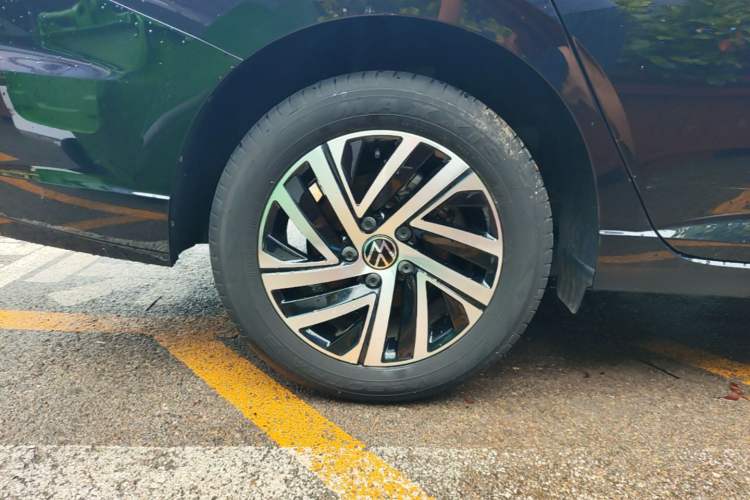 Used Volkswagen Lavida 2024 300TSI DSG Starry Sky Leading Edition Right Rear Wheel Hub