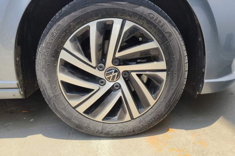 Used Volkswagen Lavida 2024 1.5L Automatic 5 Million Edition Right Front Wheel Hub