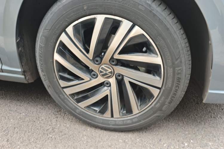 Used Volkswagen Lavida 2024 1.5L Automatic Starry Sky 5 Million Edition Right Front Wheel Hub