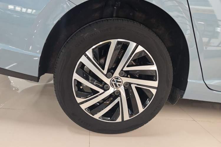 Used Volkswagen Lavida 2024 1.5L Automatic Starry Sky 5 Million Edition Right Rear Wheel Hub