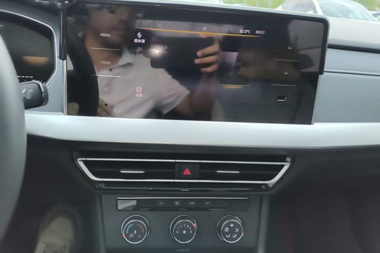 Used Volkswagen Lavida 2024 300TSI DSG Full-Comfort Edition Audio And AC Panel