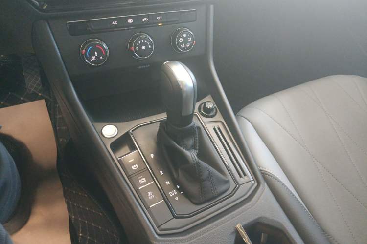 Used Volkswagen Lavida 2024 1.5L Automatic 5 Million Edition Gear Lever