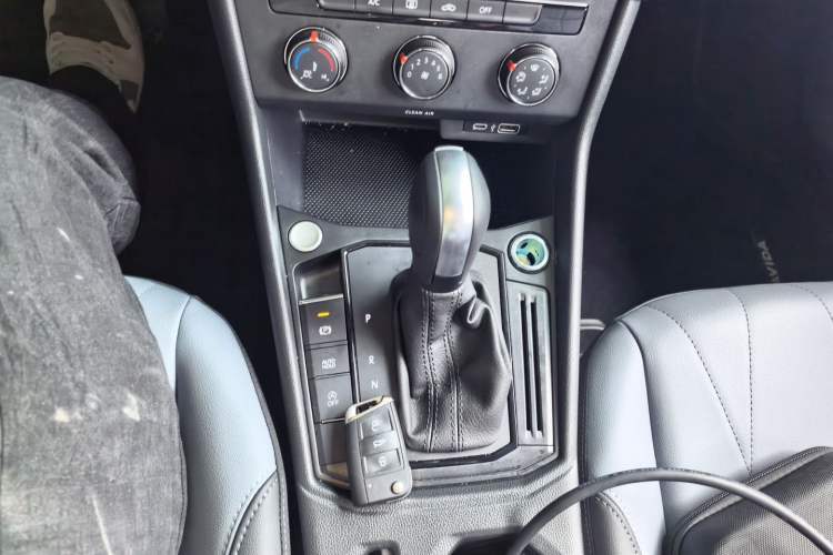 Used Volkswagen Lavida 2024 1.5L Automatic 5 Million Edition Gear Lever
