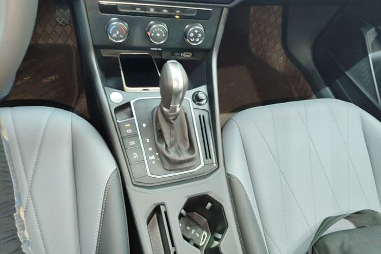 Used Volkswagen Lavida 2024 1.5L Automatic 5 Million Edition Gear Lever