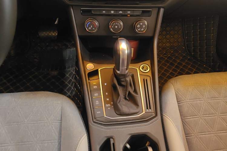Used Volkswagen Lavida 2024 300TSI DSG Full-Comfort Edition Gear Lever