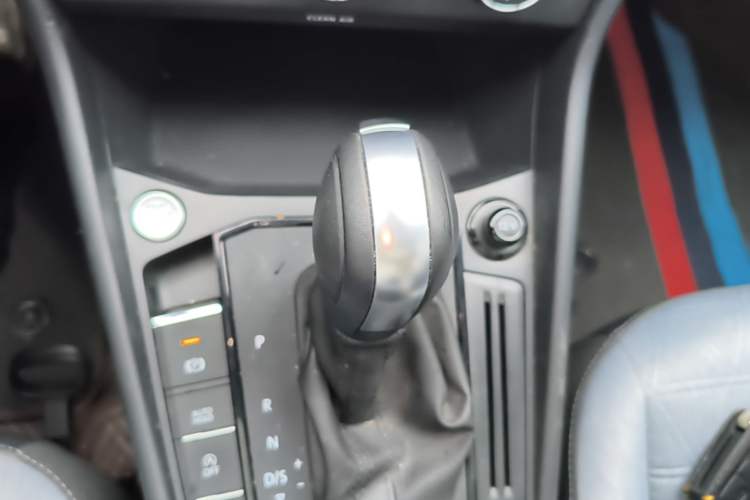 Used Volkswagen Lavida 2024 300TSI DSG Full-Comfort Edition Gear Lever