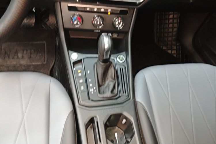 Used Volkswagen Lavida 2024 1.5L Automatic Starry Sky 5 Million Edition Gear Lever