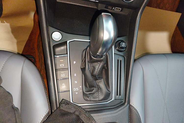 Used Volkswagen Lavida 2024 1.5L Automatic 5 Million Edition Gear Lever