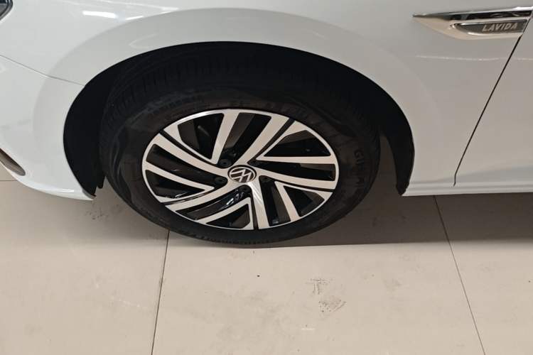 Used Volkswagen Lavida 2024 1.5L Automatic Starry Sky 5 Million Edition Left Front Wheel Hub