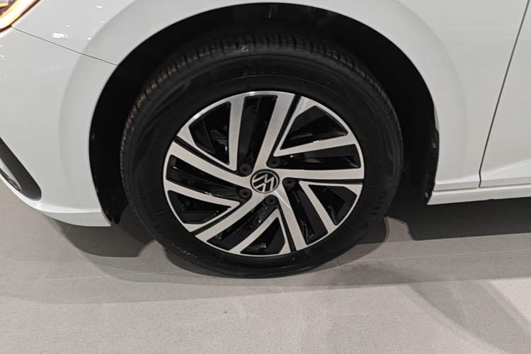 Used Volkswagen Lavida 2024 300TSI DSG Starry Sky Leading Edition Left Front Wheel Hub