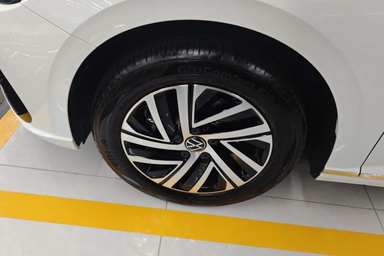 Used Volkswagen Lavida 2024 1.5L Automatic Starry Sky 5 Million Edition Left Front Wheel Hub