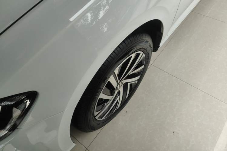 Used Volkswagen Lavida 2024 1.5L Automatic Starry Sky 5 Million Edition Left Front Wheel Hub
