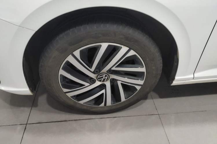 Used Volkswagen Lavida 2024 1.5L Automatic Starry Sky 5 Million Edition Left Front Wheel Hub