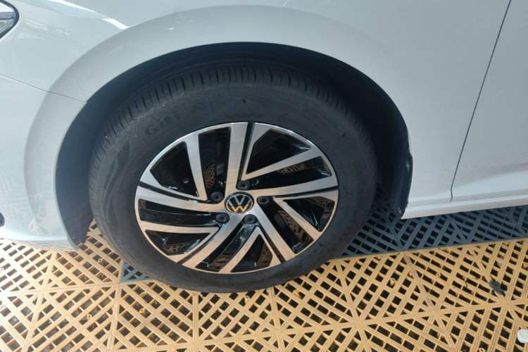 Used Volkswagen Lavida 2024 1.5L Automatic Starry Sky 5 Million Edition Left Front Wheel Hub