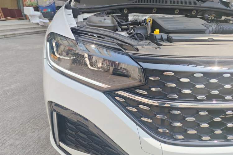 Used Volkswagen Lavida 2024 1.5L Automatic Starry Sky 5 Million Edition Right Front Headlight