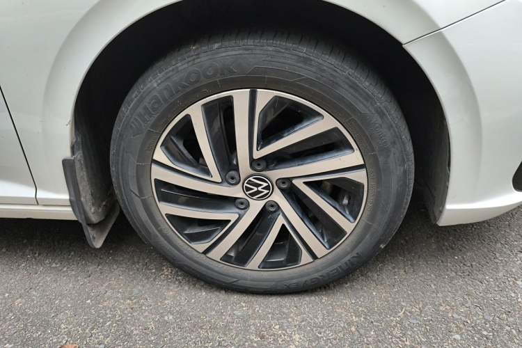 Used Volkswagen Lavida 2024 1.5L Automatic Starry Sky 5 Million Edition Right Front Wheel Hub