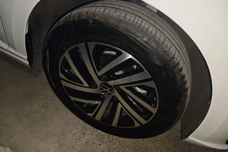 Used Volkswagen Lavida 2024 1.5L Automatic Starry Sky 5 Million Edition Right Front Wheel Hub