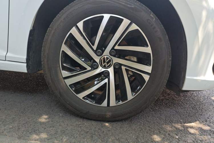 Used Volkswagen Lavida 2024 1.5L Automatic Starry Sky 5 Million Edition Right Front Wheel Hub