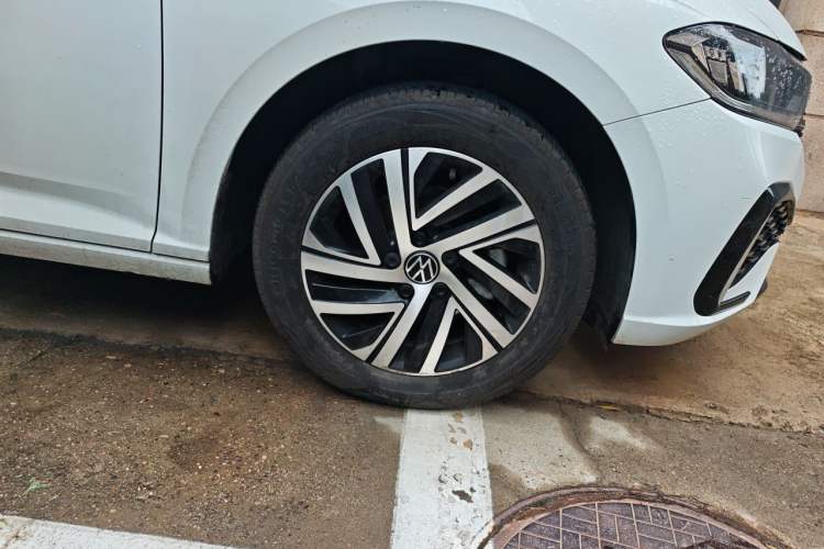 Used Volkswagen Lavida 2024 1.5L Automatic Starry Sky 5 Million Edition Right Front Wheel Hub