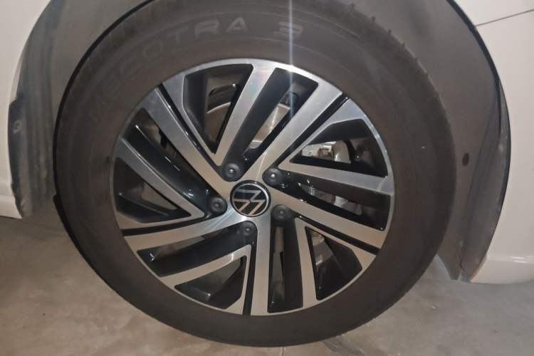 Used Volkswagen Lavida 2024 300TSI DSG Starry Sky Leading Edition Right Front Wheel Hub