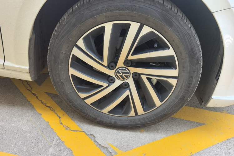 Used Volkswagen Lavida 2024 1.5L Automatic Starry Sky 5 Million Edition Right Front Wheel Hub