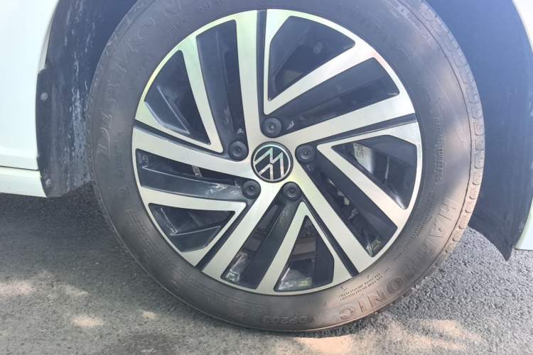 Used Volkswagen Lavida 2024 1.5L Automatic Starry Sky 5 Million Edition Right Front Wheel Hub