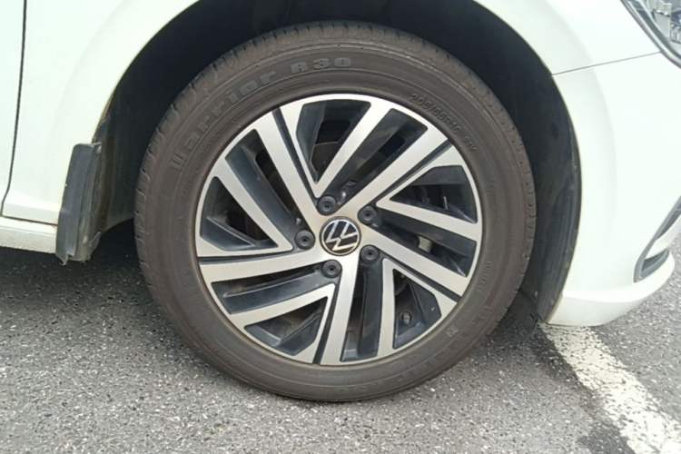 Used Volkswagen Lavida 2024 1.5L Automatic 5 Million Edition Right Front Wheel Hub