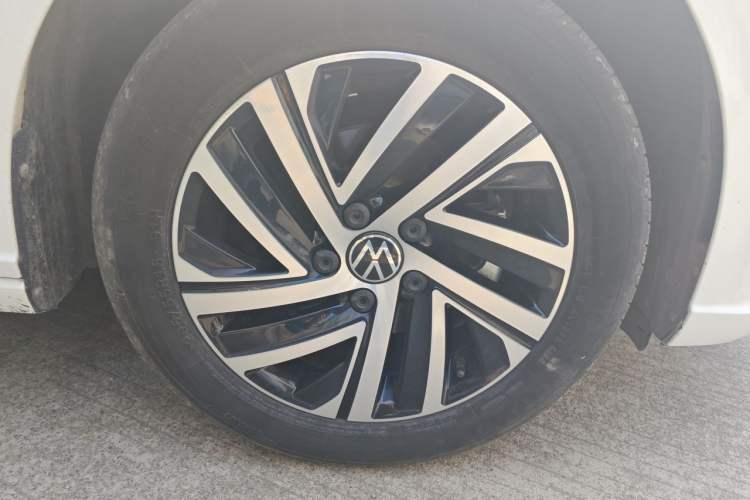 Used Volkswagen Lavida 2024 1.5L Automatic Starry Sky 5 Million Edition Right Front Wheel Hub