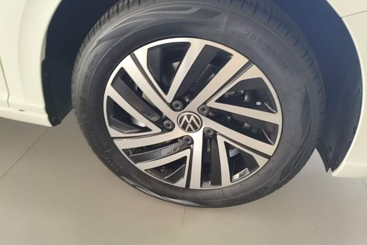 Used Volkswagen Lavida 2024 300TSI DSG Starry Sky Leading Edition Right Front Wheel Hub