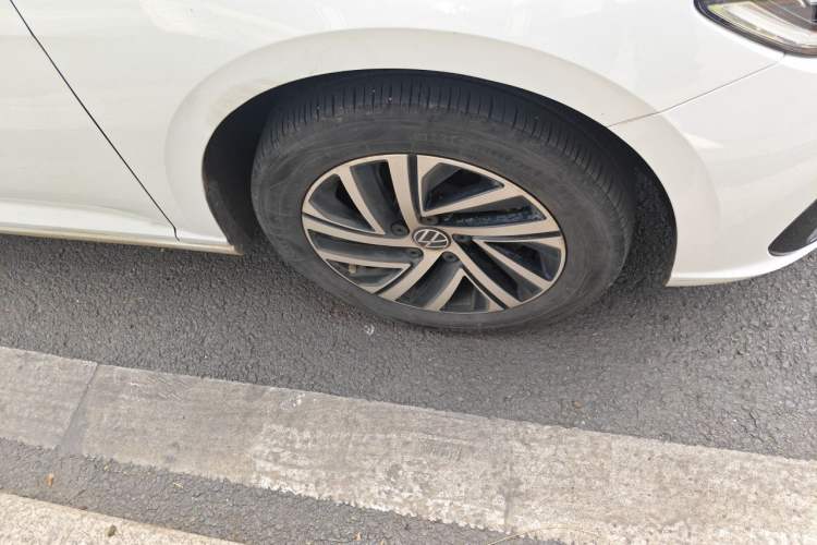 Used Volkswagen Lavida 2024 1.5L Automatic Starry Sky 5 Million Edition Right Front Wheel Hub