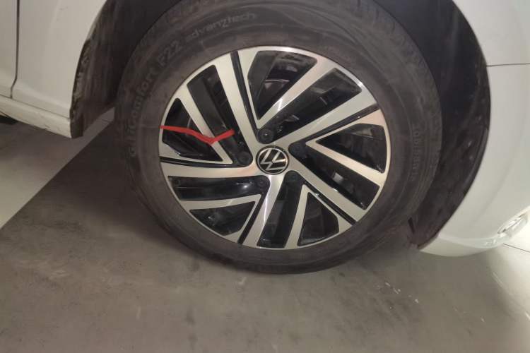 Used Volkswagen Lavida 2024 1.5L Automatic 5 Million Edition Right Front Wheel Hub