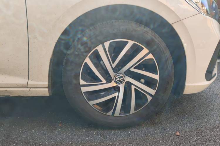 Used Volkswagen Lavida 2024 1.5L Automatic Starry Sky 5 Million Edition Right Front Wheel Hub