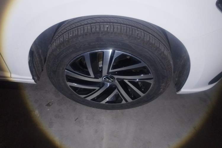 Used Volkswagen Lavida 2024 1.5L Automatic Starry Sky 5 Million Edition Right Front Wheel Hub