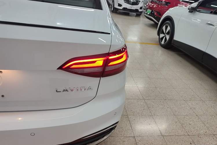 Used Volkswagen Lavida 2024 300TSI DSG Starry Sky Leading Edition Right Rear Taillight