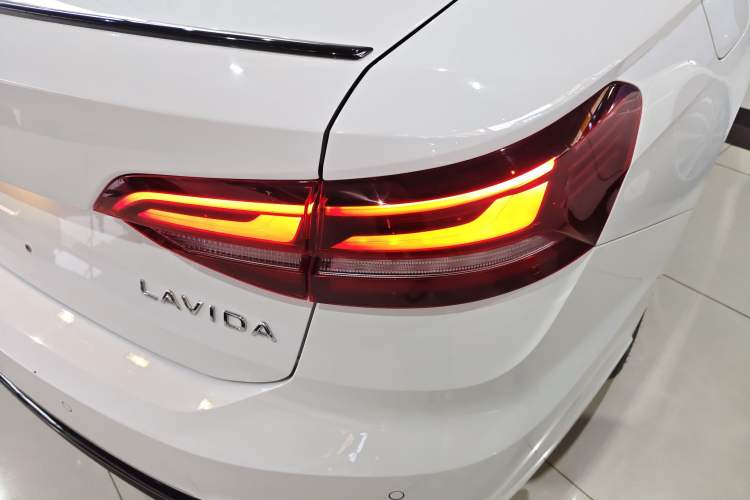 Used Volkswagen Lavida 2024 300TSI DSG Starry Sky Leading Edition Right Rear Taillight