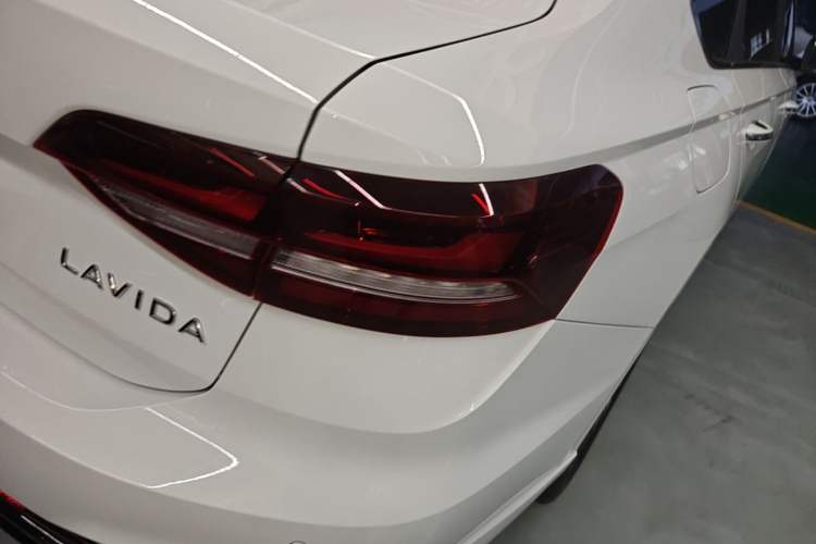 Used Volkswagen Lavida 2024 1.5L Automatic Starry Sky 5 Million Edition Right Rear Taillight