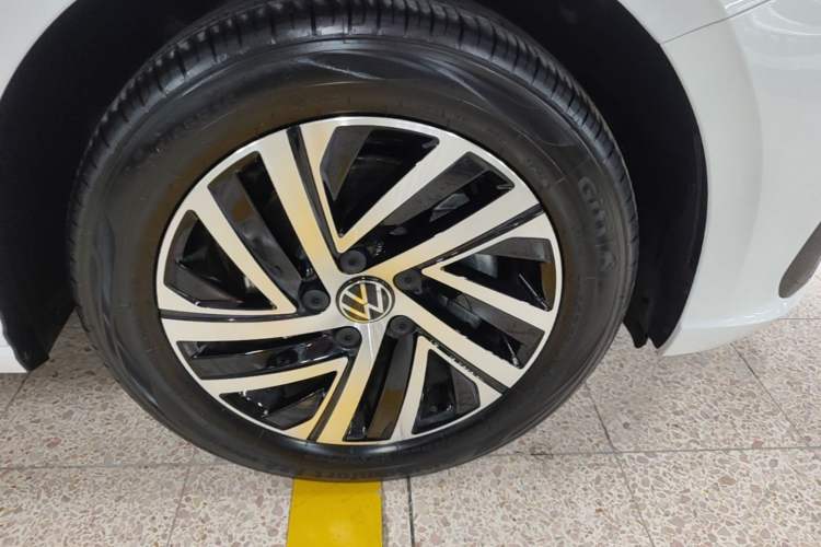 Used Volkswagen Lavida 2024 300TSI DSG Starry Sky Leading Edition Right Rear Wheel Hub