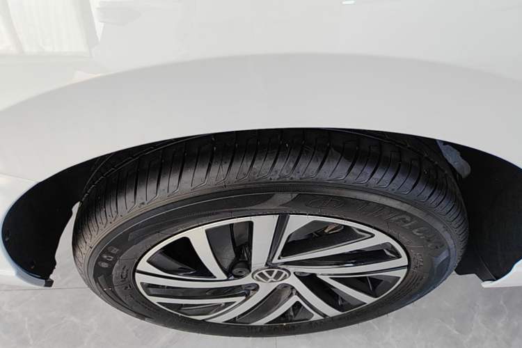 Used Volkswagen Lavida 2024 1.5L Automatic Starry Sky 5 Million Edition Right Rear Wheel Hub