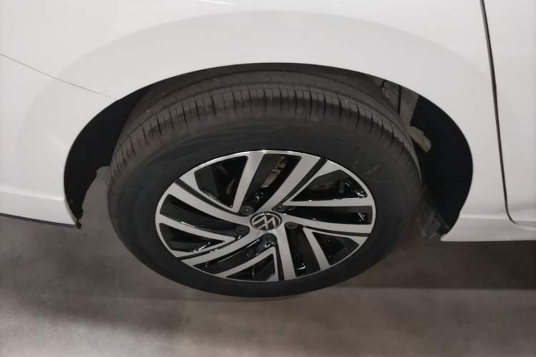 Used Volkswagen Lavida 2024 300TSI DSG Starry Sky Leading Edition Right Rear Wheel Hub