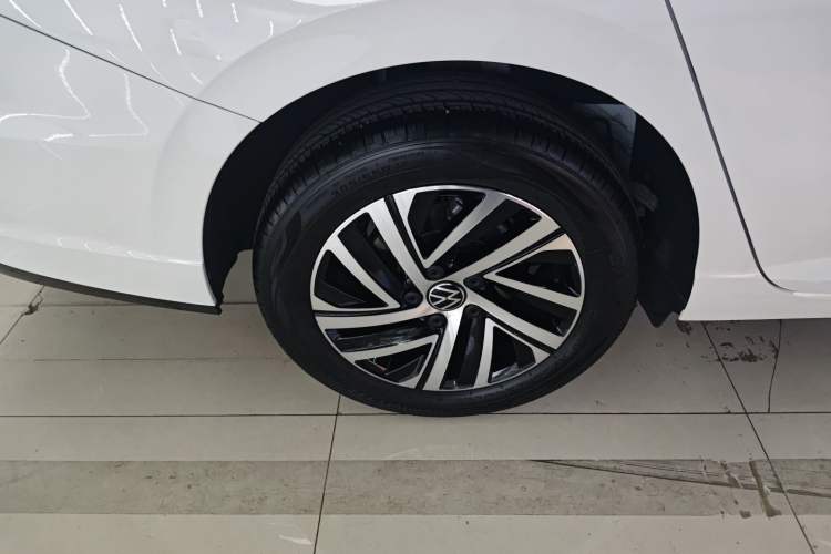 Used Volkswagen Lavida 2024 300TSI DSG Starry Sky Leading Edition Right Rear Wheel Hub