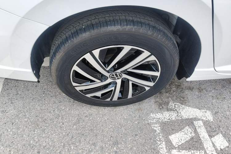 Used Volkswagen Lavida 2024 300TSI DSG Starry Sky Leading Edition Right Rear Wheel Hub